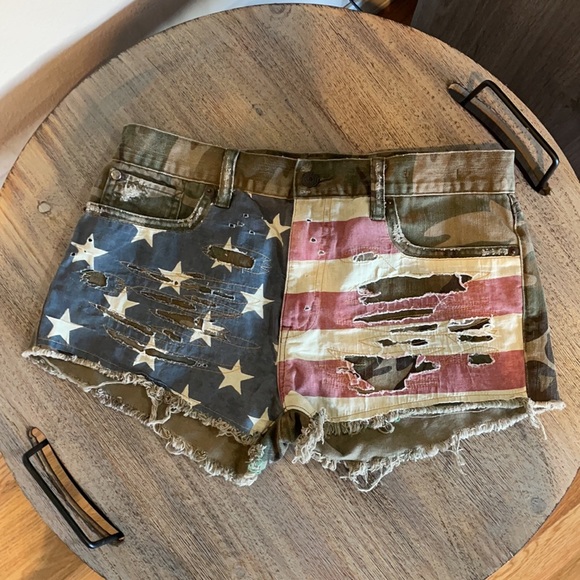 Distressed Boyfriend Cut off Shorts - Picture 4 of 6
